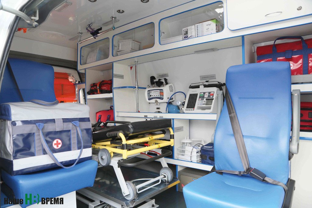 Салон «скорой помощи» оборудован необходимой медицинской аппаратурой для оказания экстренной помощи.