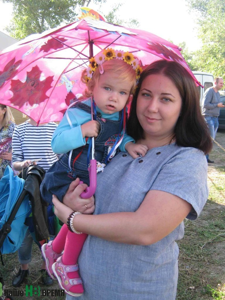 Одна из самых юных участниц фестиваля зонтиков Ульяна Светличная с мамой Марией.