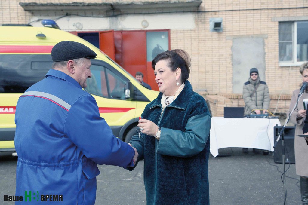 Вручая ключи водителю Михаилу Дудченко, министр Татьяна Быковская пожелала безаварийной дороги, просила беречь машины и тех, кого возят в «скорой помощи». 