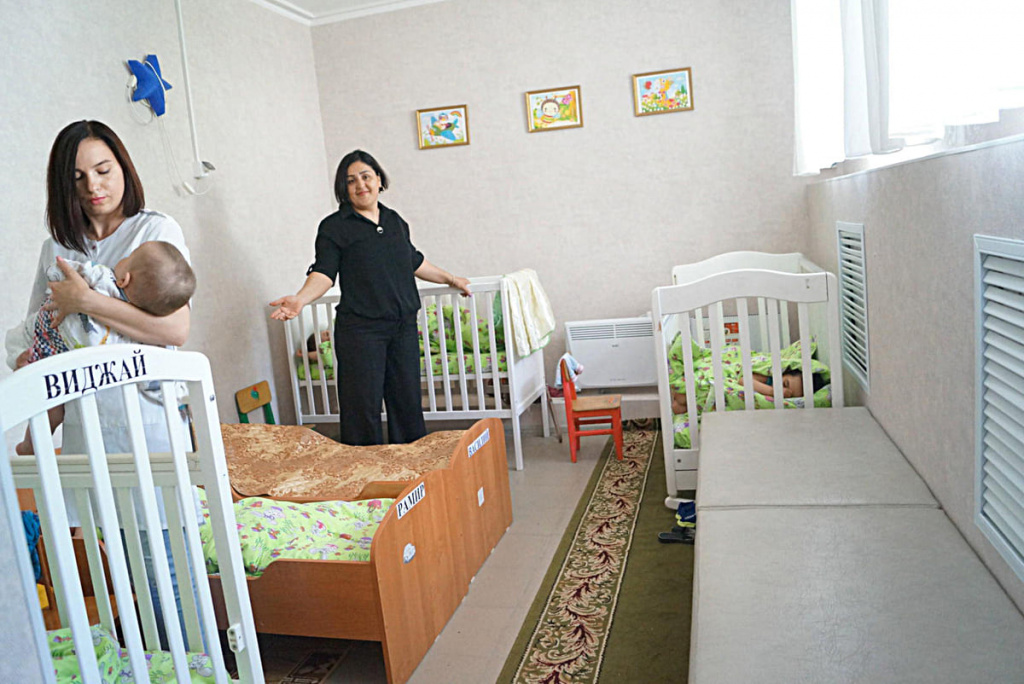Заведующая отделением младенческого блока Рузанна АРУТЮНЯН показывает комнату, где отдыхают малыши. Поговорить с их младшим воспитателем мы так и не смогли, она постоянно качала малыша, который упорно не засыпал.