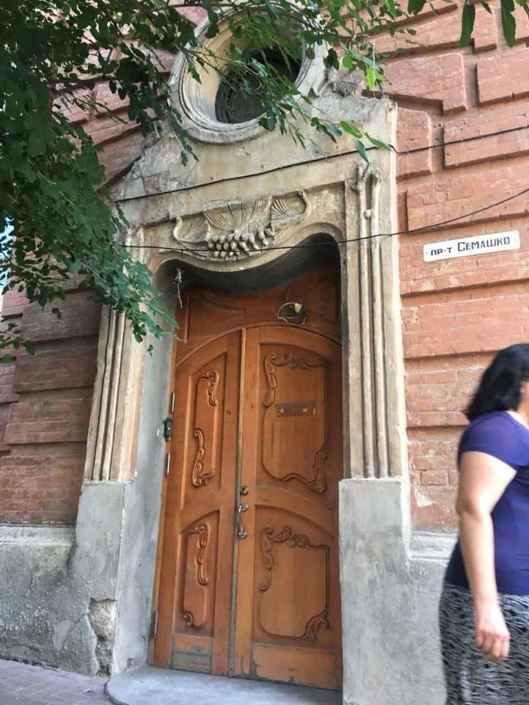 Дверь дома в стиле модерн в переулке Семашко, 74 завораживает своими линиями прохожих.