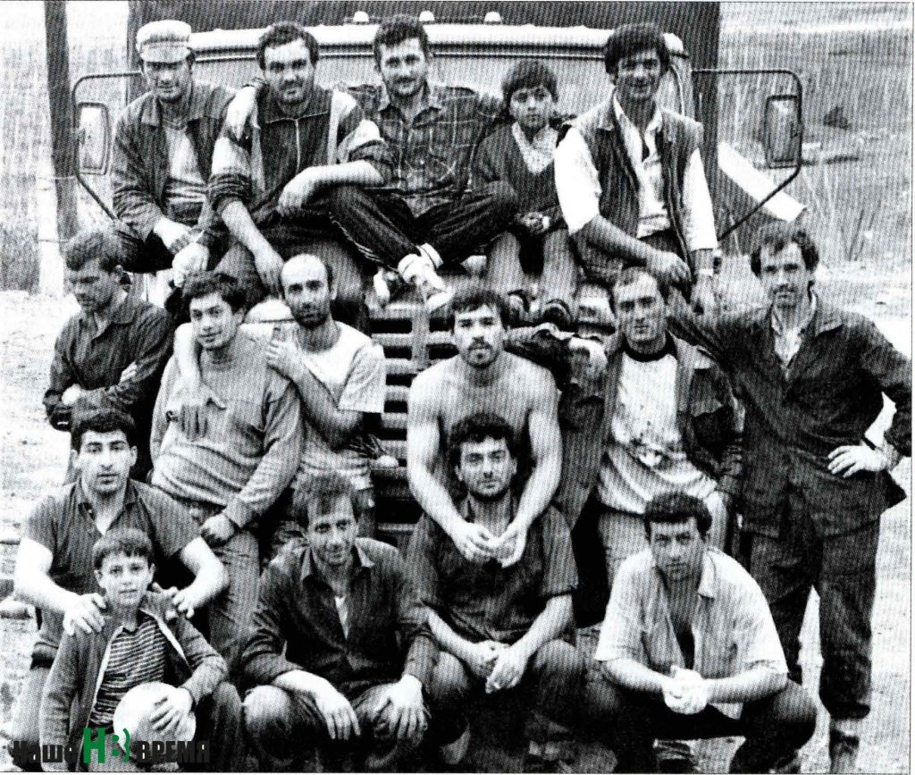 Комсомольский отряд из РИИЖТа в числе первых оказался в зоне землетрясения в Ленинакане. Али УЗДЕНОВ (во втором ряду крайний справа) со своими друзьями. Ленинакан. Декабрь 1988 года.