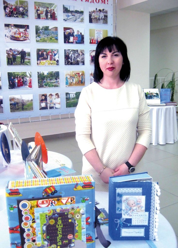 Светлана Манохина принесла на выставку изготовленные своими руками красивые семейные альбомы.