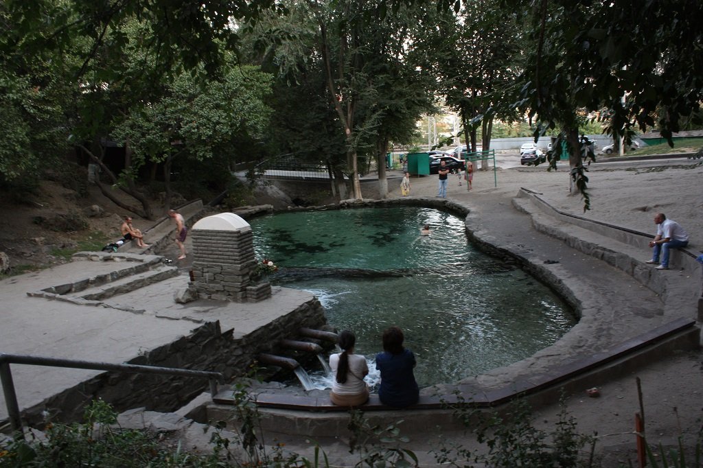 Источник Гремучий – один из самых любимых у ростовчан. Но летом здесь бывает куда меньше людей, чем на Крещение