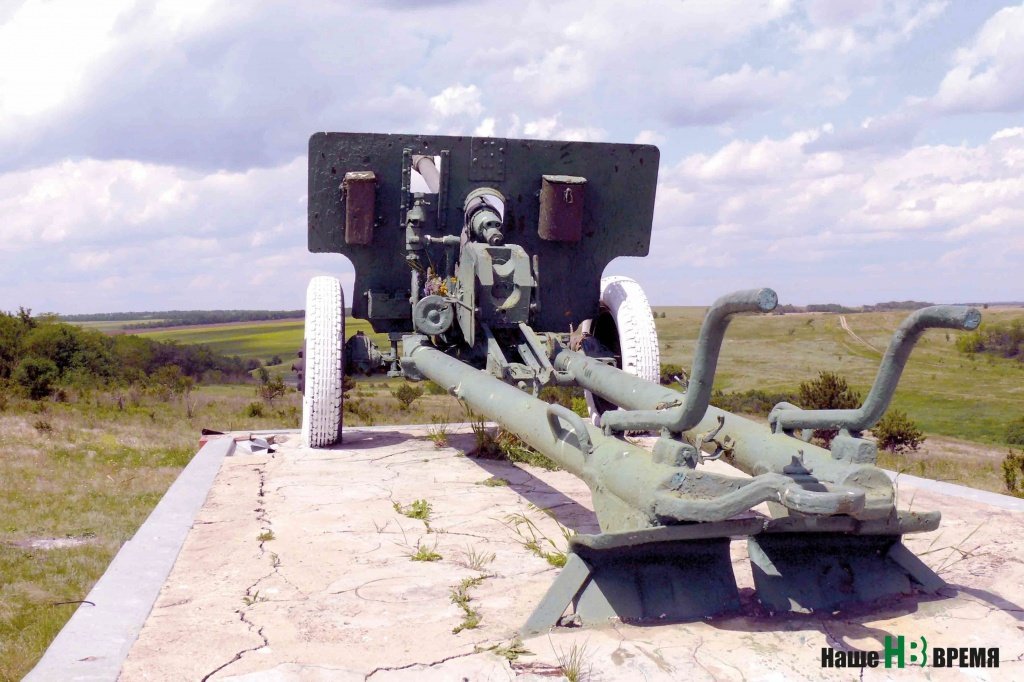 Пушка среди степи – памятник погибшим курсантам-артиллеристам.