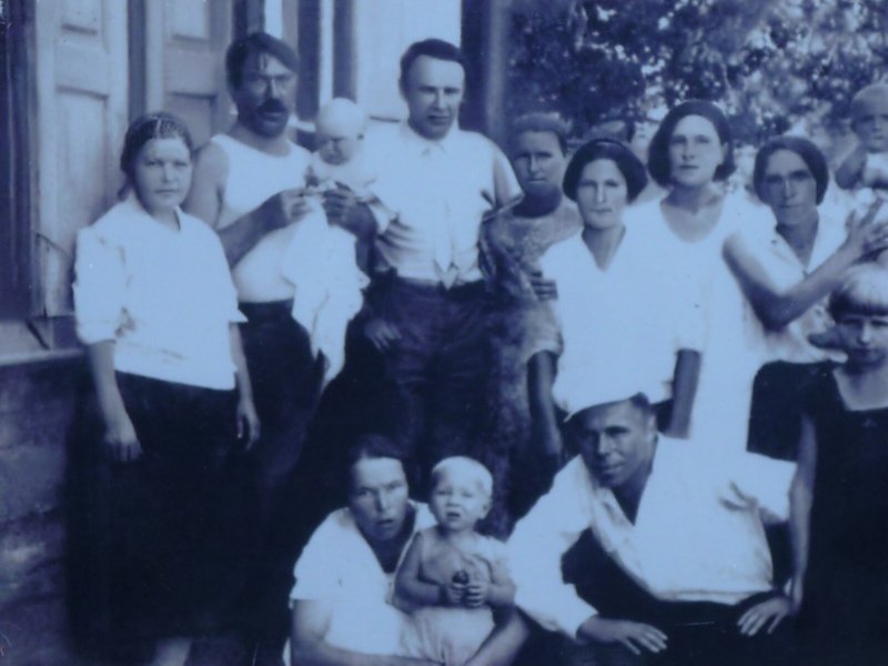 Сергей КОРОЛЬКОВ (в центре) и Посиделовы на хуторе Шмат. Фото 1937 г.