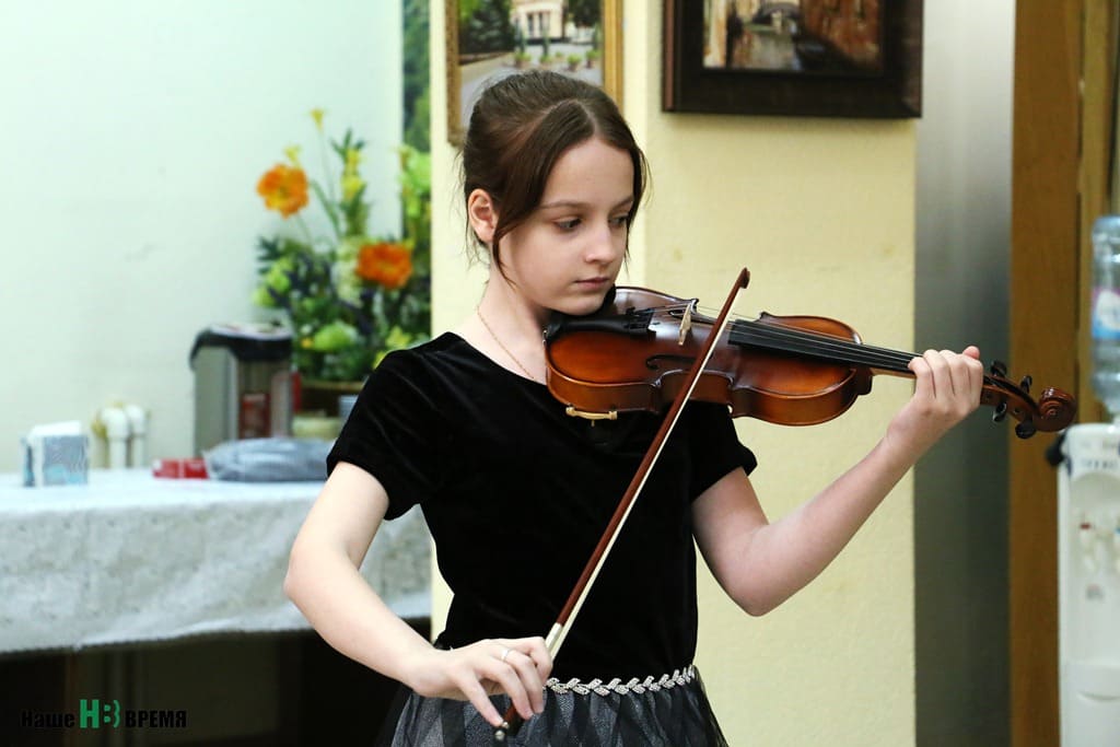 Соня, подопечная фонда, увлекается игрой на скрипке. На встрече, организованной «Дариной», девочка показала, что таланту никакая болезнь не может помешать.