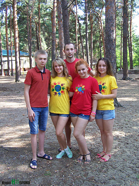 Волонтеры. По традиции, каждый год в «Радуге дружбы» носят майки цвета определенной полосы радуги. В этом году время солнечного цвета.
