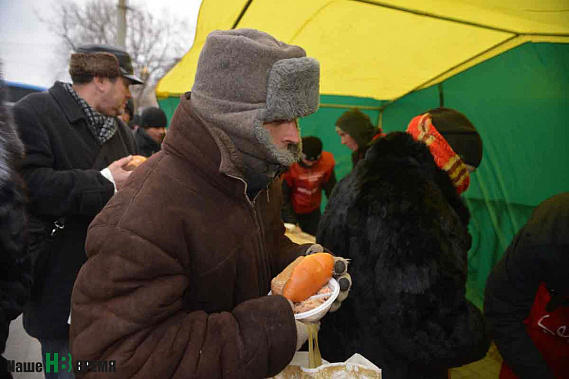 «Столовую под открытым небом» общественная организация «Ростов без наркотиков» открывает каждый год. Этого события ждут сотни бездомных, нищих, одиноких...