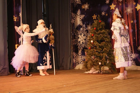 Спектакль «Новогоднее представление» от «Ветра перемен» прошел во Дворце творчества детей и молодежи в Ростове