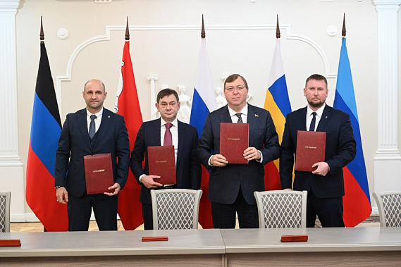 После подписания соглашения о межпарламентском сотрудничестве. Источник фото: Законодательное собрание Ростовской области.
