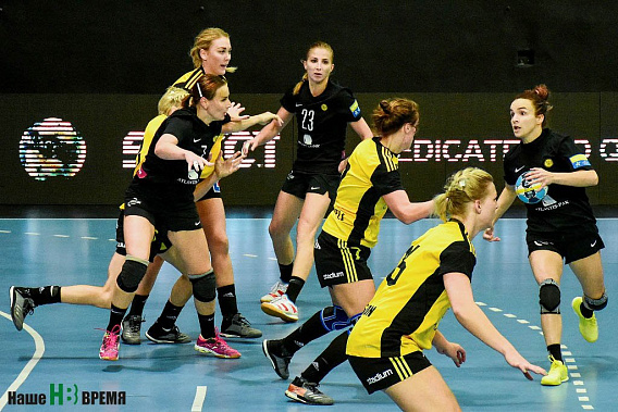 Гандболистки «Ростов-Дона» (темная форма) стартовали в Лиге чемпионов – главном турнире Европы среди лучших женских команд Старого Света.
