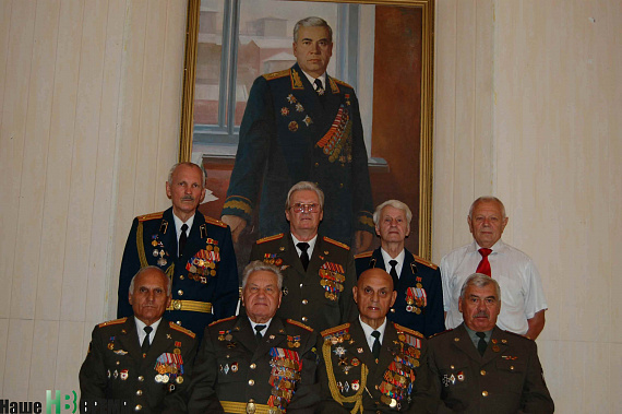 Ветераны РАУ у портрета маршала Митрофана Неделина.