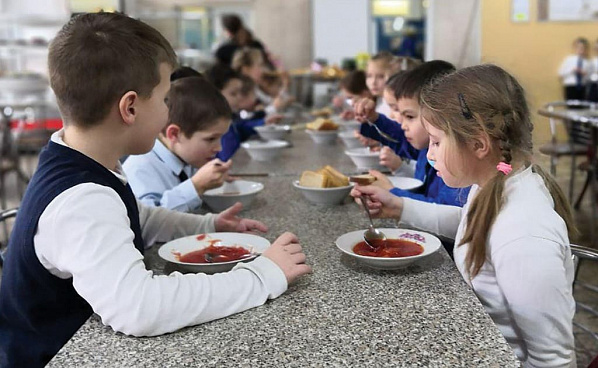 На горячее питание школьников в Ростове стали выделять больше