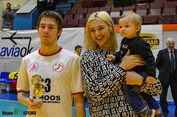 Анна СЕНЬ с сыном Марком вручила приз лучшему игроку матча в составе «Таганрог-ЮФУ».