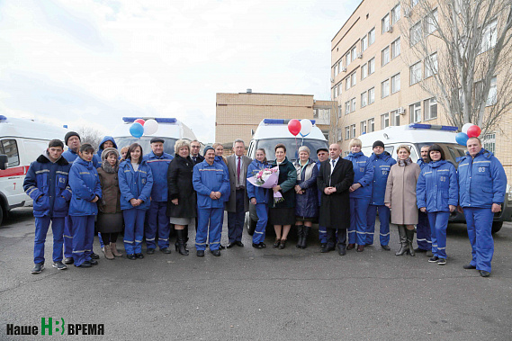 Бригады «скорой помощи», получившие новые автомобили, решили сфотографироваться на память  с министром Татьяной Быковской и главой города Виктором Мельниковым (в центре).