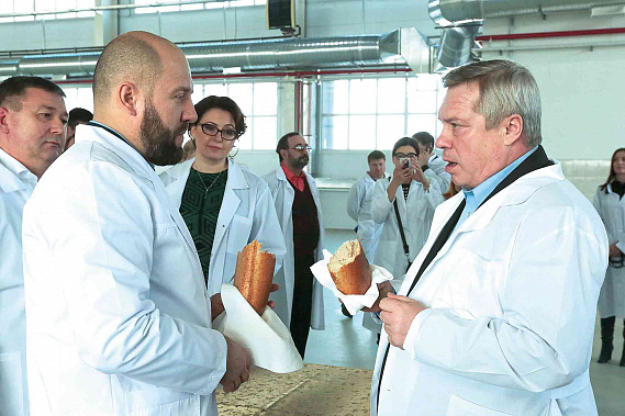 Аютинский хлеб губернатор оценил очень высоко. Фото с сайта www.donland.ru