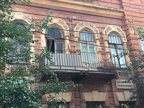 Семашко, 74 – некогда доходный дом ростовчанина М.П. Горева. Пока ремонтники не добрались до его фасада, есть шанс спасти эту красоту.