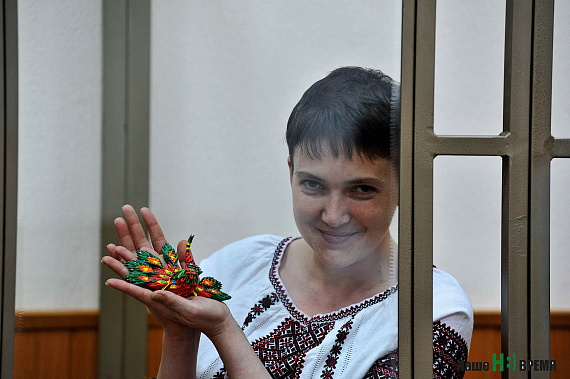 Во время всего заседания Савченко что-то теребила в руках. Казалось – нервное, но под занавес Надежда продемонстрировала нашему фотокору бумажную птицу, ее и делала весь день. Говорит, успокаивает…