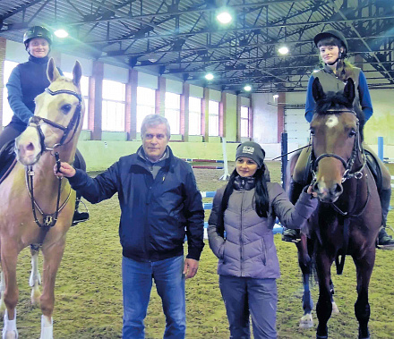 Слева спортсменка Елена Чернышева на коне Нагдам, Арно Неессен, инструктор Юлия Юркова со спортсменкой Мариной Фадиной на коне Лан Приз.