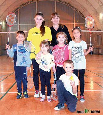 Тренер Елена Кривенко (в третьем ряду справа) со своими воспитанниками: в поселке Углегорском все большую популярность среди малышей и подростков обретает бадминтон.
