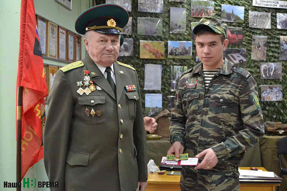 Ветеран погранвойск полковник Владимир ЛАВРЕНОВ вручил удостоверение поисковика Владимиру ПАСЬКО.