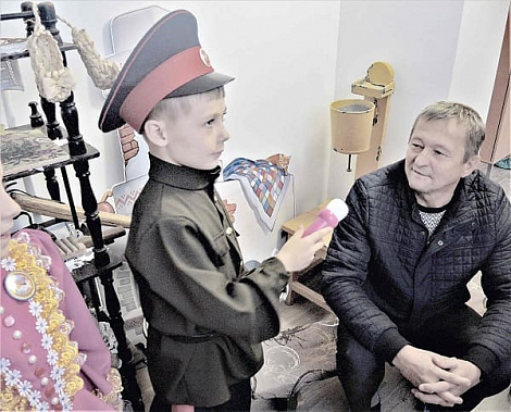 Главу администрации Кутейниковского сельского поселения Александра Петровича ЩУКУ юные журналисты расспрашивали о православии.