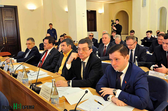 Депутат Станислав Затонский (второй справа) предложил увеличить в городе количество реабилитационных центров и хосписов.