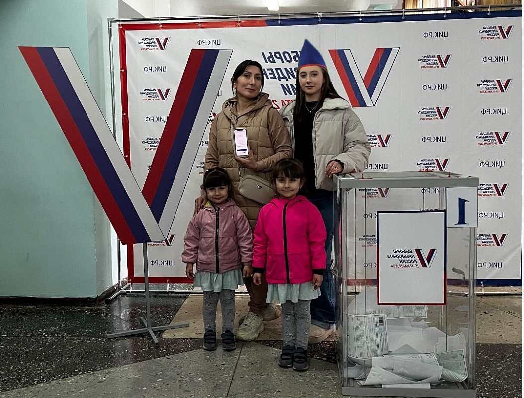 На фото: ребята из отряда ЮИД «Автостоп» Матвеево-Курганской школы №1 пришли на выборы со своими родственниками