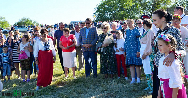 Поздравить хуторян приехал и глава района В. Борзенко (в центре).