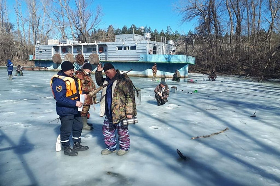 Донские спасатели убедили детей уйти со льда