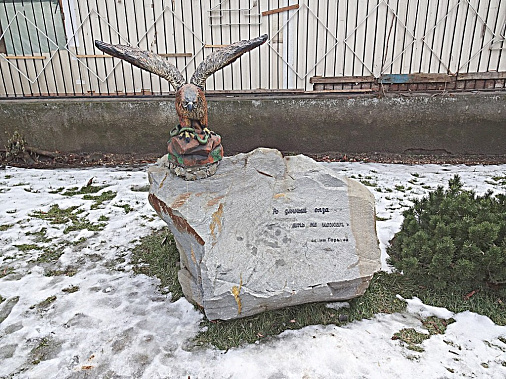 Вот такой «памятник» стыдливо спрятан за павильоном для шахматистов в ростовском парке М. Горького