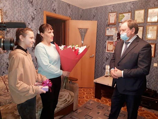 Депутат ГосДумы Виктор Дерябкин встретился с юной шахматисткой из Волгодонска