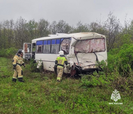 В Ростовской области на трассе М4 автобус столкнулся с фурой