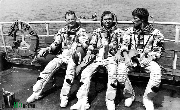 Экипаж космического корабля «Союз ТМ-7» на морской тренировке (слева направо): Жан-Лу Кретьен, Александр Волков, Сергей Крикалев.