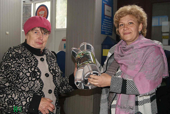 Лидия Николаевна Наумова всегда выигрывает крупные призы, очередной выигрыш ей вручает сотрудник отдела подписки Любовь Осьминина (справа).