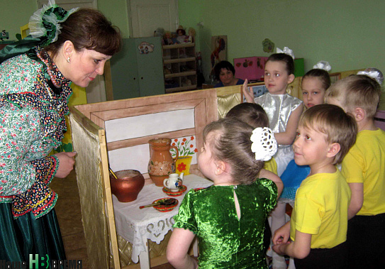 Воспитатель Ирина Дорофеева рассказывает о предметах казачьего быта.
