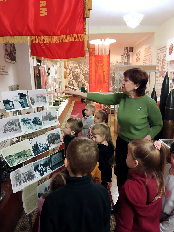 В музее ЮВО посетителей встретила и провела по залам экскурсовод Марина Антипова