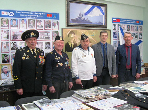 В музее боевой славы часто собираются ветераны ВМФ