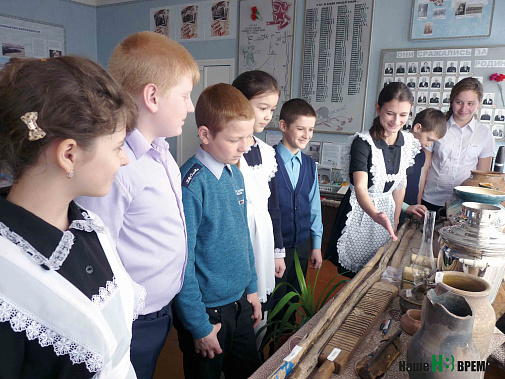 Экскурсию по музею для пятиклассников проводит девятиклассница Юля Еременко (третья справа).