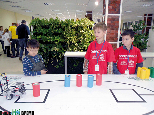 Александр Лященко и Максим Галкин уже стали победителями в номинации «Hello, Robot!» Lego сортировщик. А Максиму Колмагорову (слева) только предстоит собирать механических роботов.