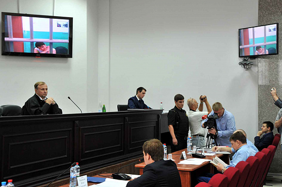 Идет заседание по рассмотрению ходатайства защиты Савченко. Общение с обвиняемой осуществляется через видеоконференцсвязь.