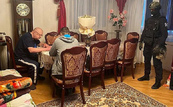 Момент задержания Г. Урбана в его доме. Источник фото: донские телеграм-каналы