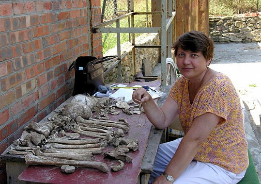 Каждый археологический сезон приносит антропологу Елене БАТИЕВОЙ интересные находки. Фото с сайта werawolw.ru