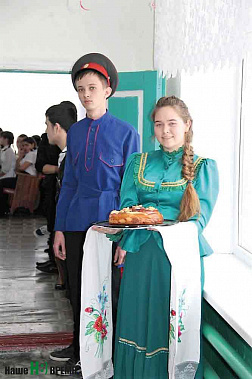 В казачьей горнице по традиции гостей встречают хлебом-солью.