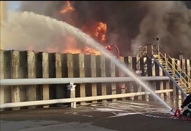 В результате  удара БПЛА в Азове  вспыхнул  резервуар с нефтепродуктами