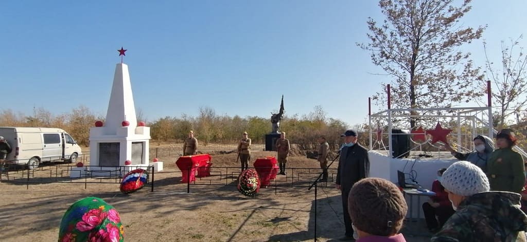 В хуторе Свобода Веселовского района состоялась церемония перезахоронения останков 34 советских бойцов