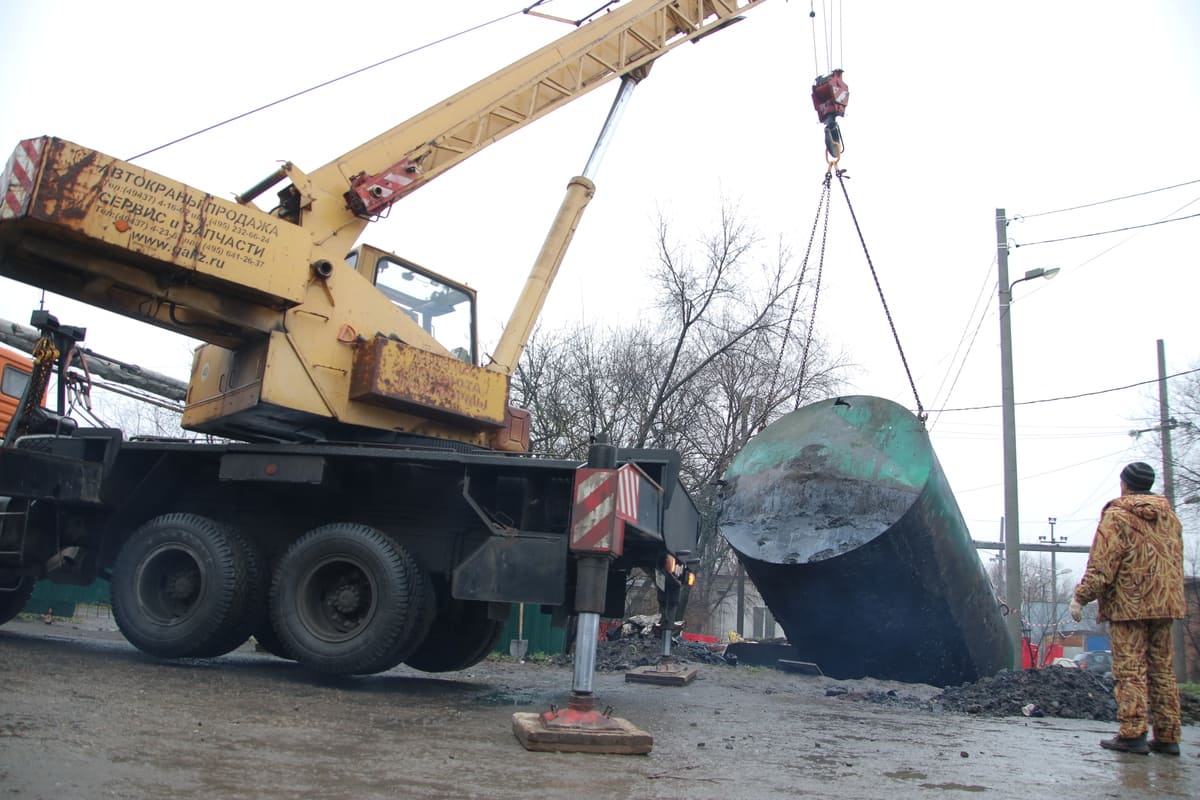 Ростовчане добились утилизации цистерны с битумом посреди частного сектора