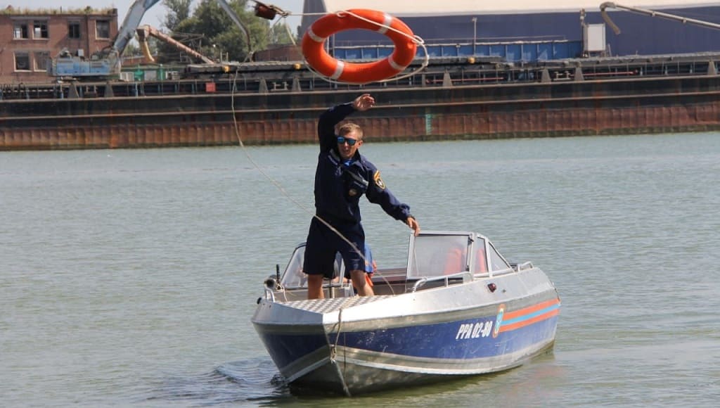 Донской спасатель закрыл собой рыбака от мотора лодки