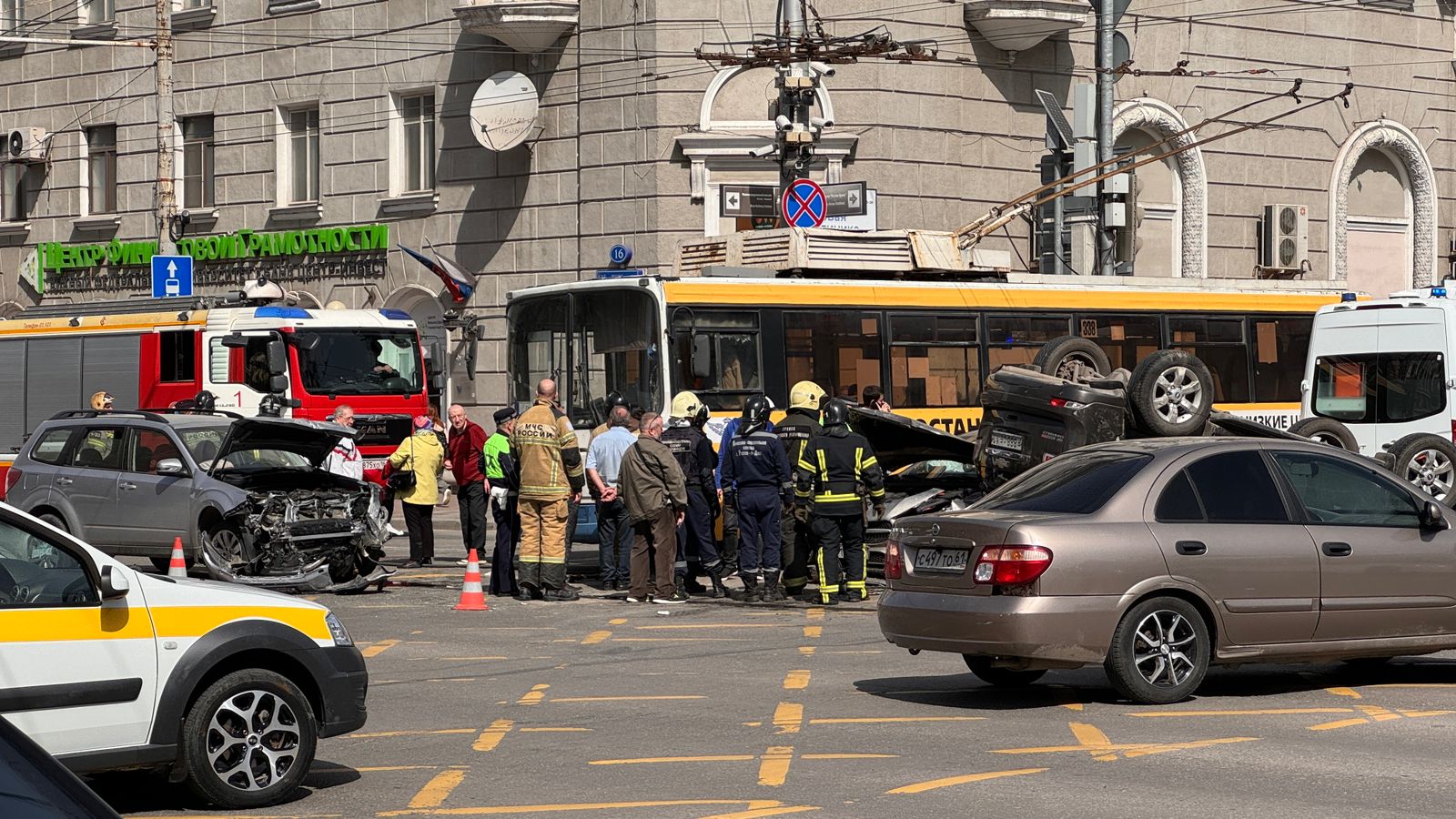 В Ростове в крупной аварии на Большой Садовой пострадала женщина-водитель